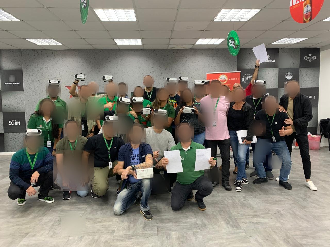 Equipe da Heineken SPSul usando óculos de realidade virtual durante treinamento MetaTrade, com rostos desfocados